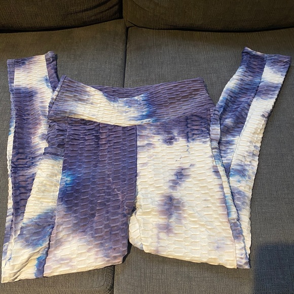 TikTok butt lifting leggings, never worn - Picture 2 of 4